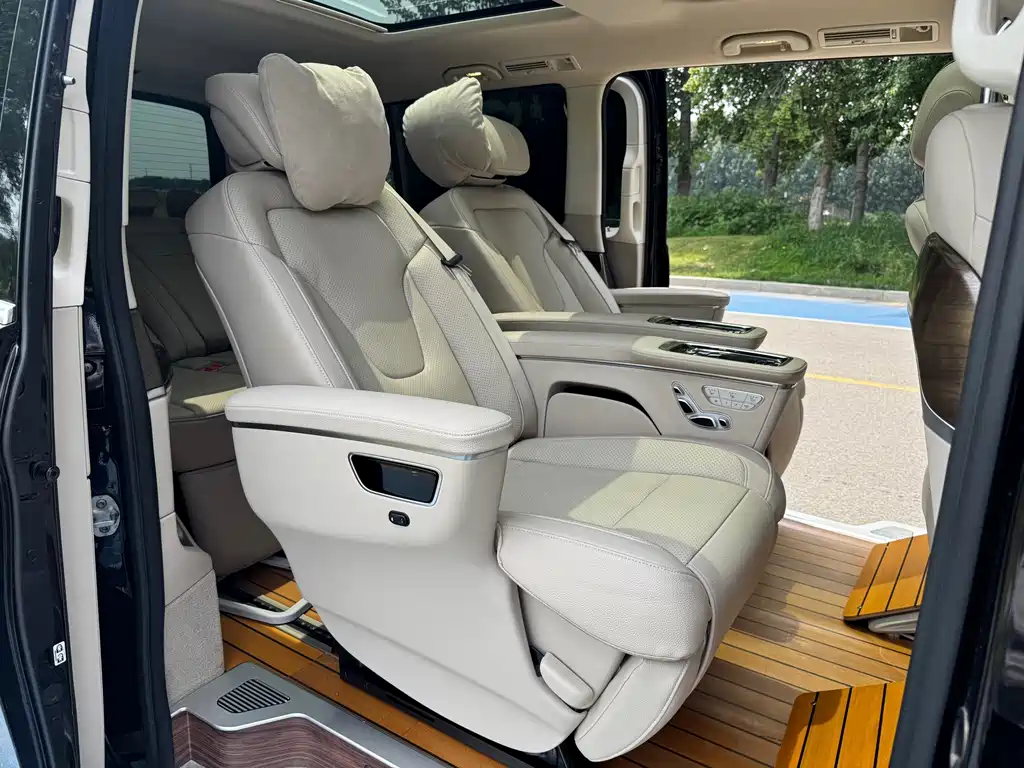 Mercedes-Benz V-Class 2021 — фото 16