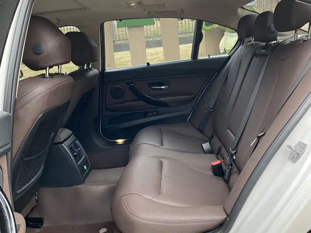 BMW 3 Series 2019 — фото 11