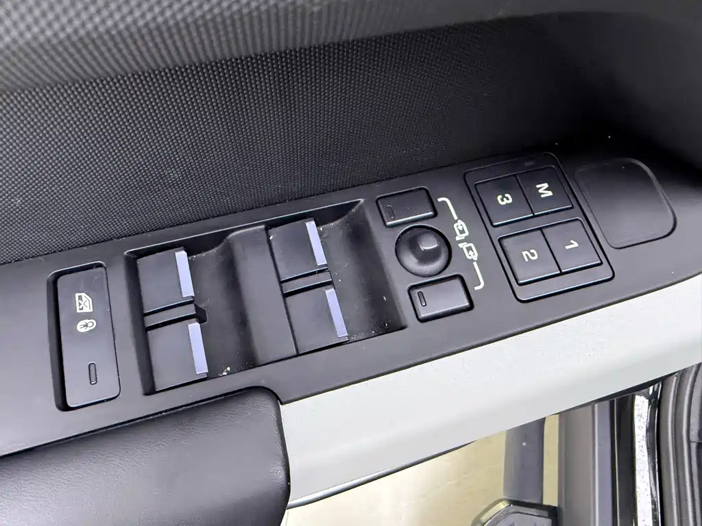 Land Rover Defender 2023 — фото 14
