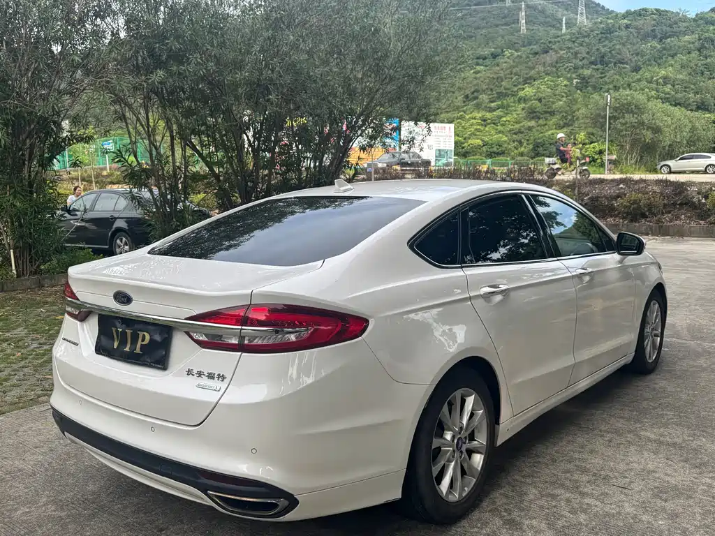 Ford Mondeo 2017 — фото 13