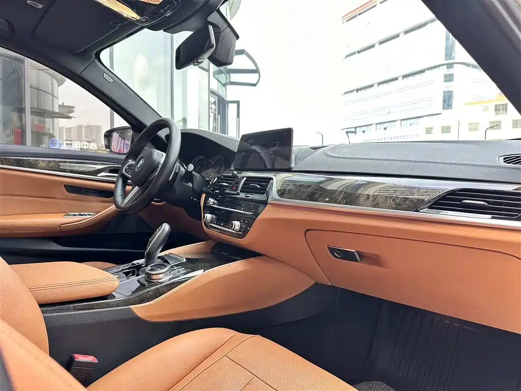 BMW 5 Series 2018 — фото 21