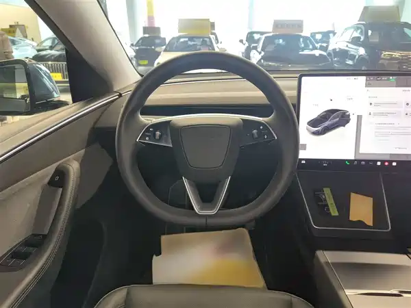 Tesla Model Y 2025