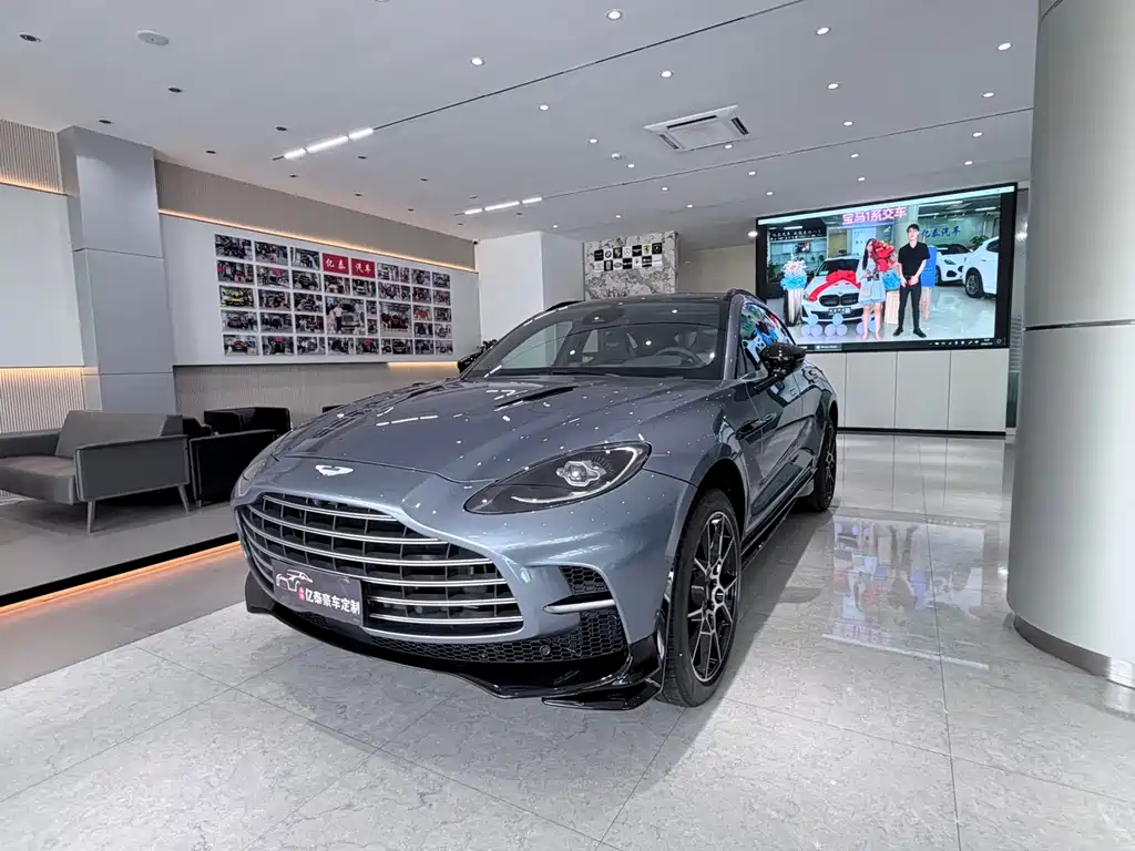 Aston Martin DBX 2025