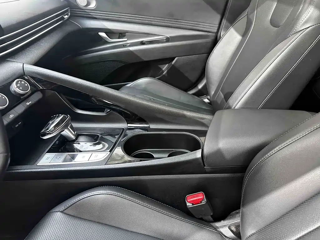 Hyundai Elantra 2023 — фото 11