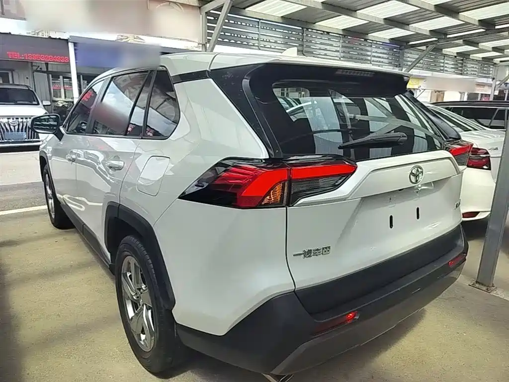 Toyota RAV4 2022 — фото 5