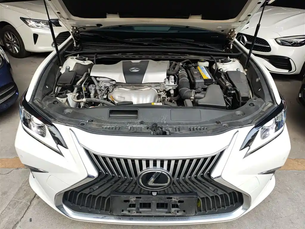 Lexus ES 2018 — фото 16