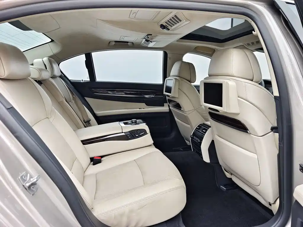 BMW 7 Series 2012 — фото 19