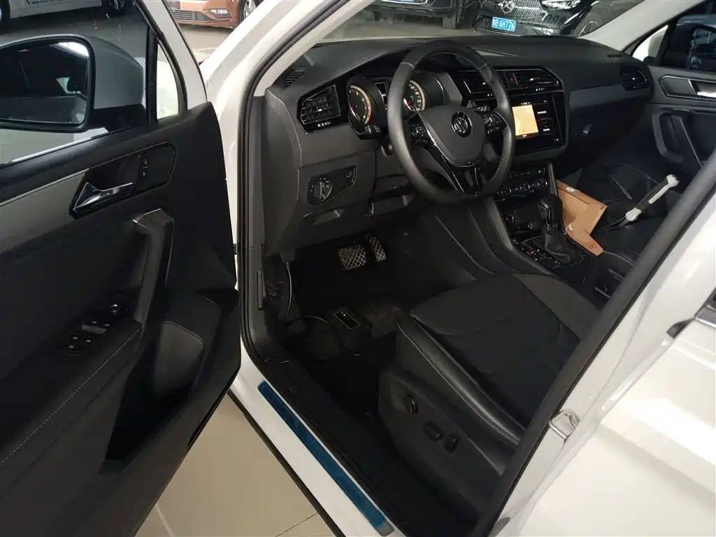 Volkswagen Tiguan L 2020 — фото 12