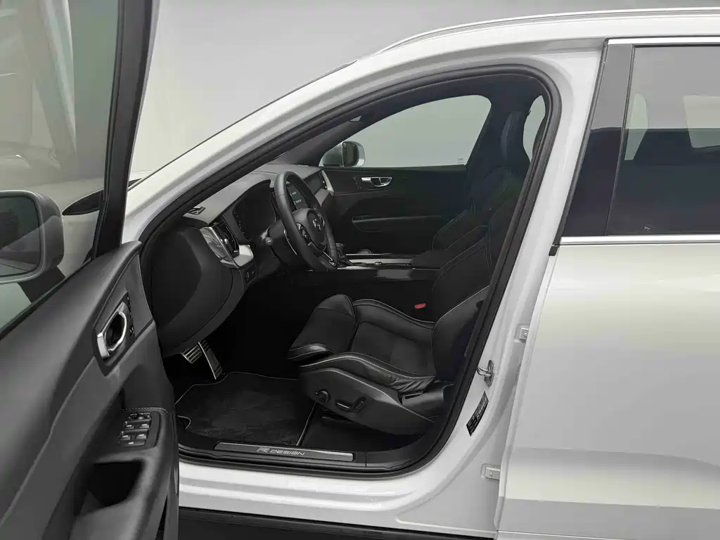 Volvo XC60 2018 — фото 12
