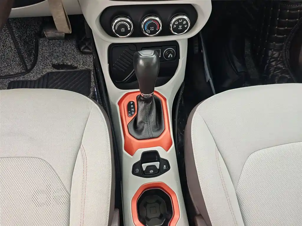 Jeep Renegade 2017 — фото 10