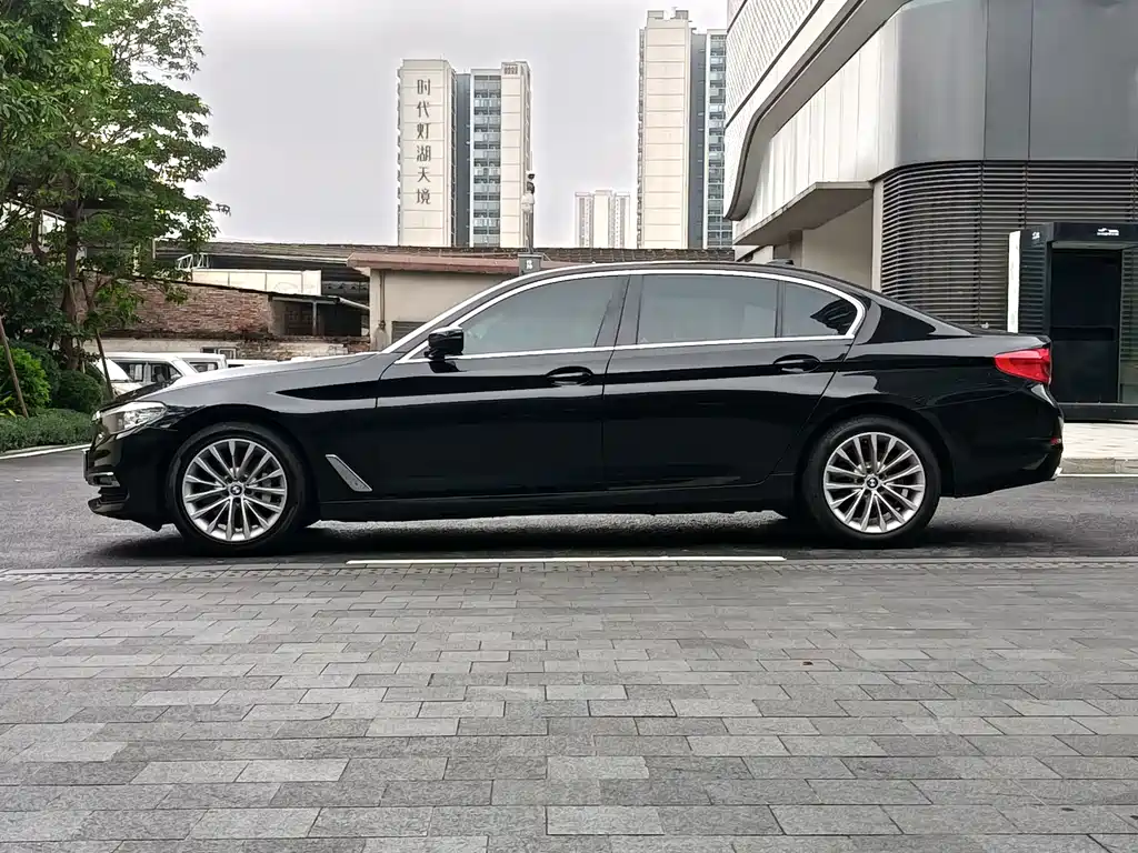 BMW 5 Series 2019 — фото 24