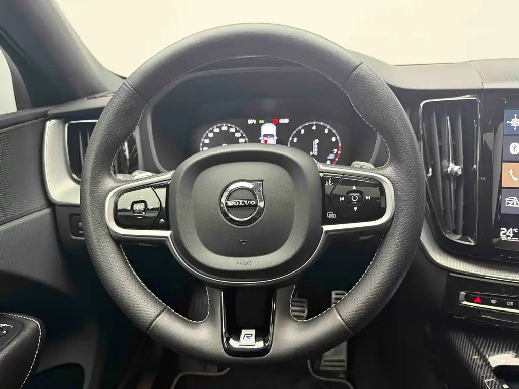 Volvo XC60 2018 — фото 15