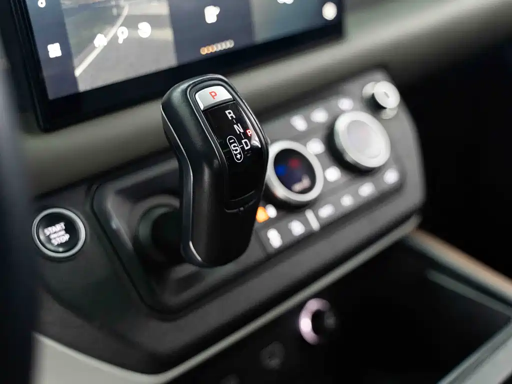 Land Rover Defender 2021 — фото 12