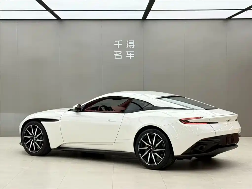Aston Martin DB11 2019 — фото 14