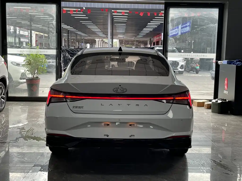 Hyundai Elantra 2023 — фото 16