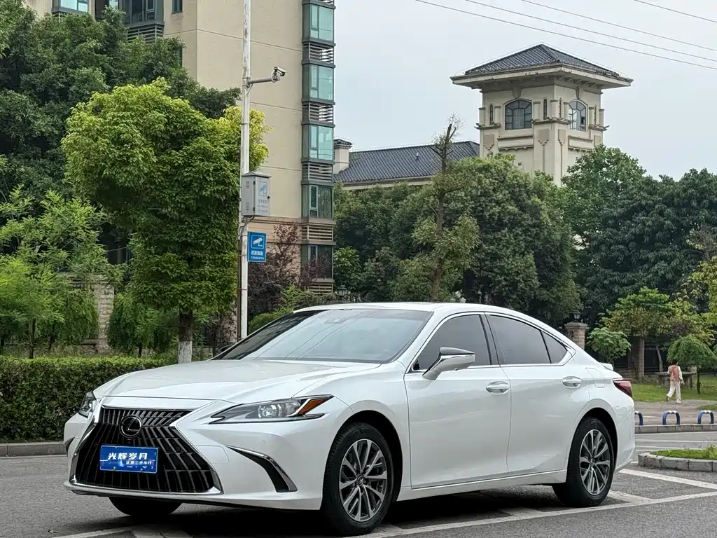 Lexus ES 2024 — фото 1