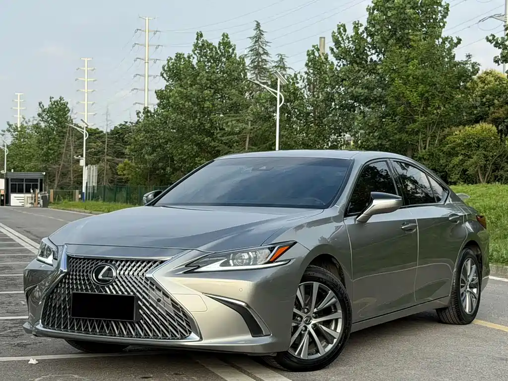 Lexus ES 2020