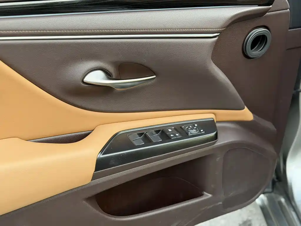 Lexus ES 2020 — фото 13