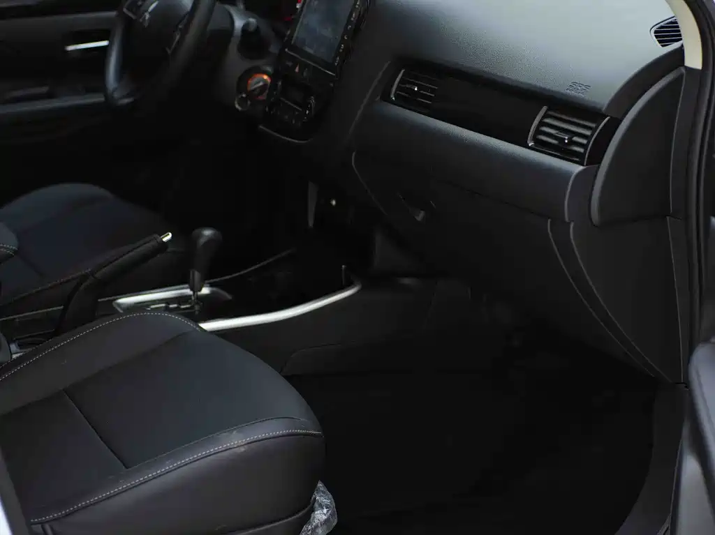 Mitsubishi Outlander 2022 — фото 11