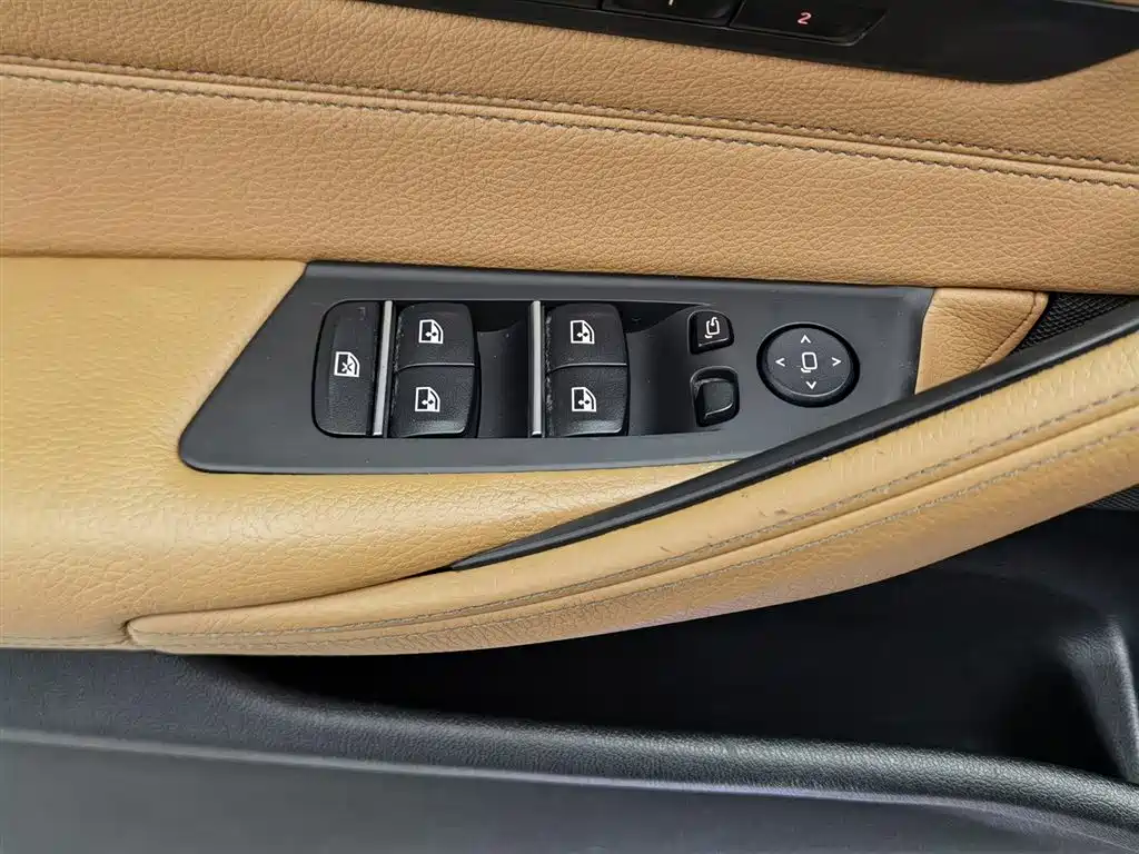 BMW 5 Series 2018 — фото 9