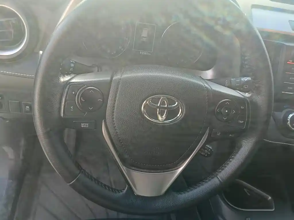 Toyota RAV4 2018 — фото 9