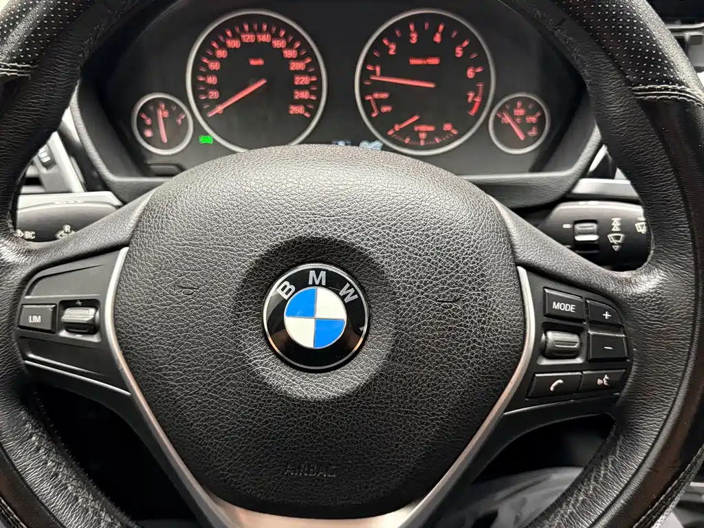 BMW 3 Series 2017 — фото 14