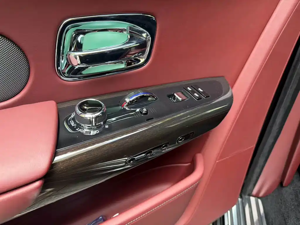 Rolls-Royce Phantom 2020 — фото 11