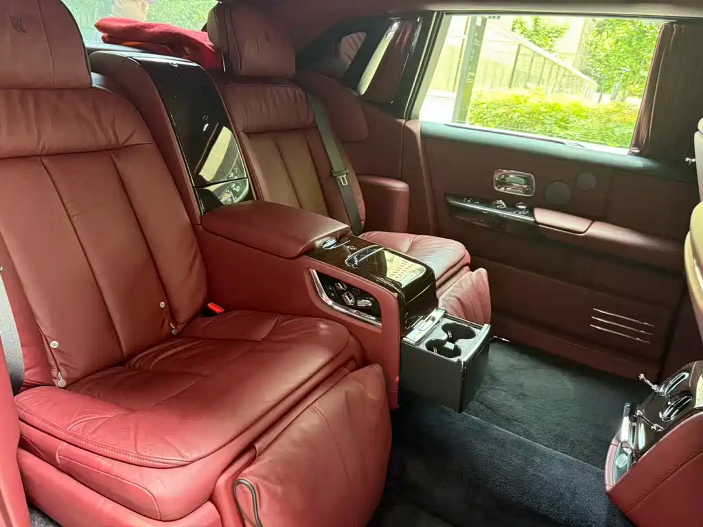 Rolls-Royce Phantom 2020 — фото 12