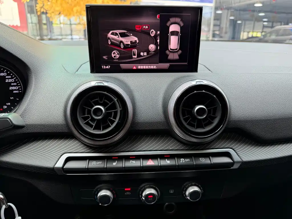 Audi Q2L 2022 — фото 10
