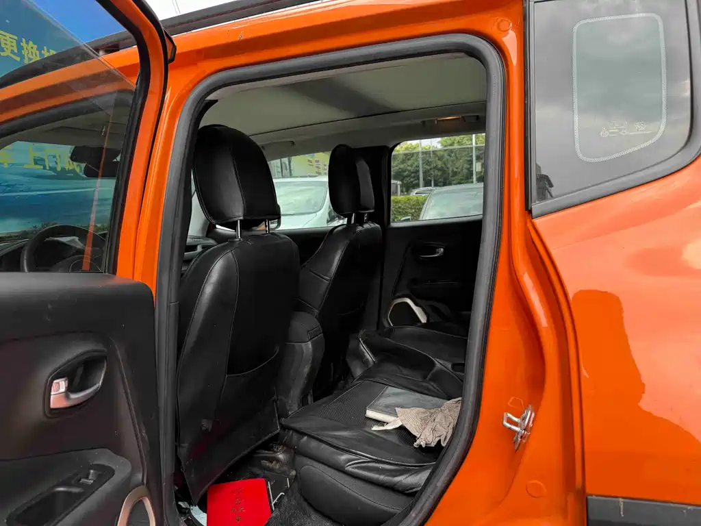 Jeep Renegade 2016 — фото 8
