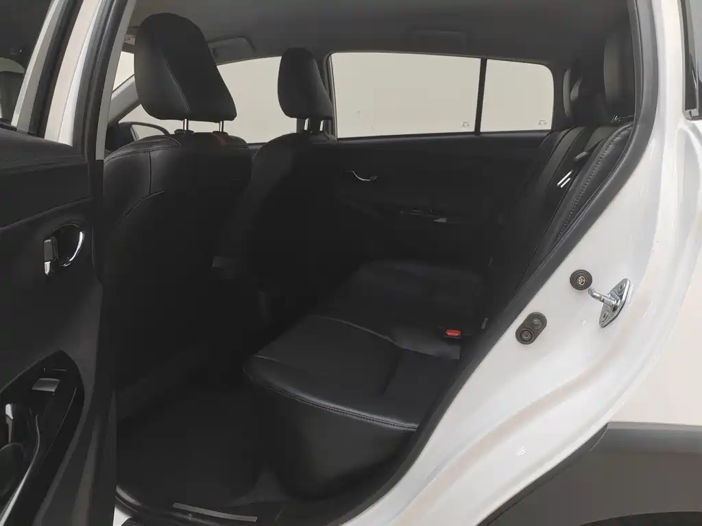 Toyota Yaris L 2022 — фото 10