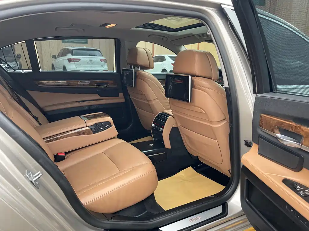 BMW 7 Series 2014 — фото 12