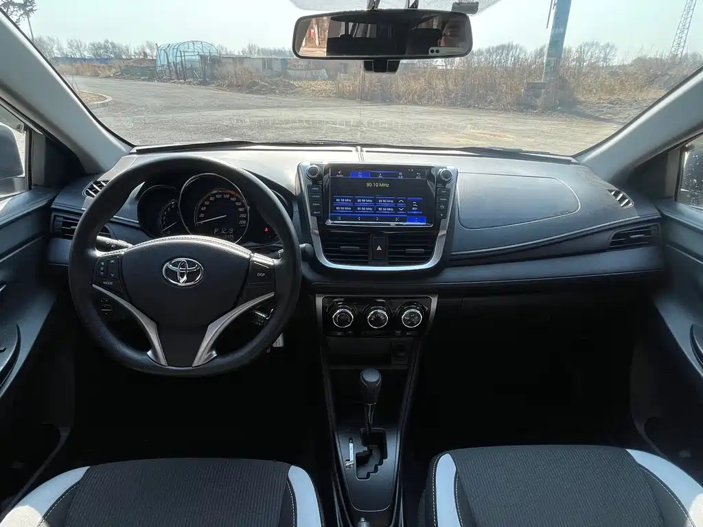 Toyota Yaris L 2022 — фото 17