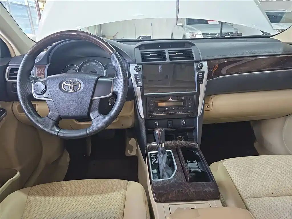 Toyota Camry 2017 — фото 10
