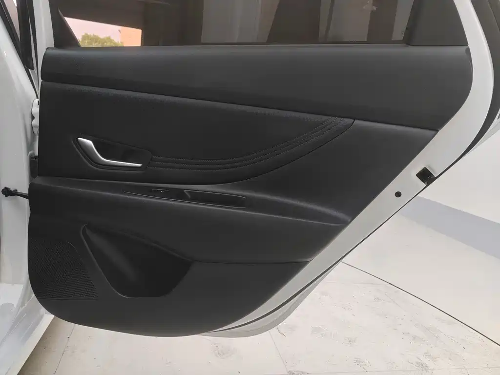 Hyundai Elantra 2023 — фото 23