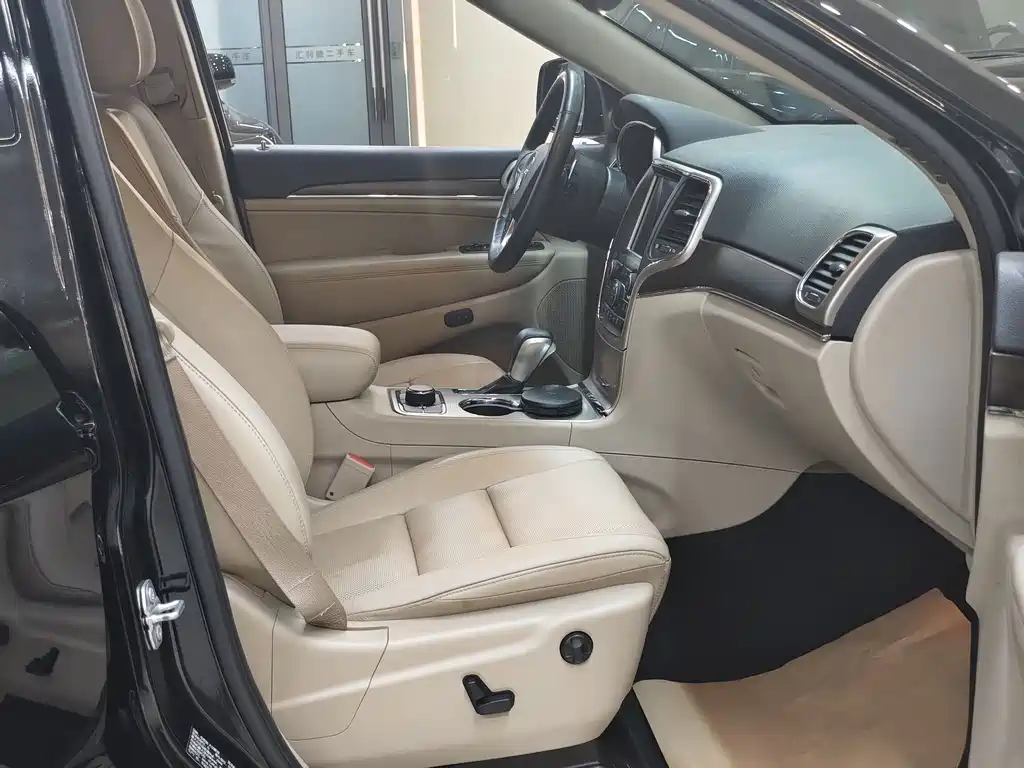 Jeep Grand Cherokee 2020 — фото 14