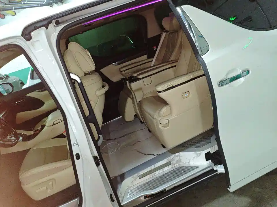 Toyota Alphard 2023 — фото 8