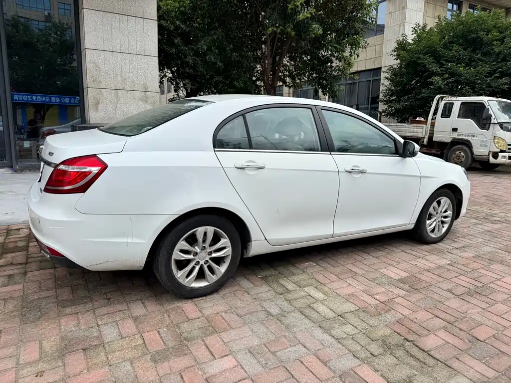 Geely Emgrand 2015 — фото 8