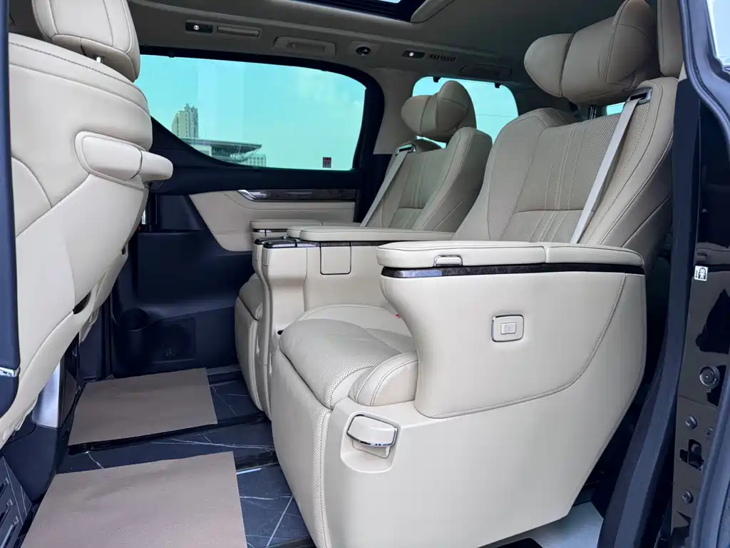 Toyota Alphard 2023 — фото 8