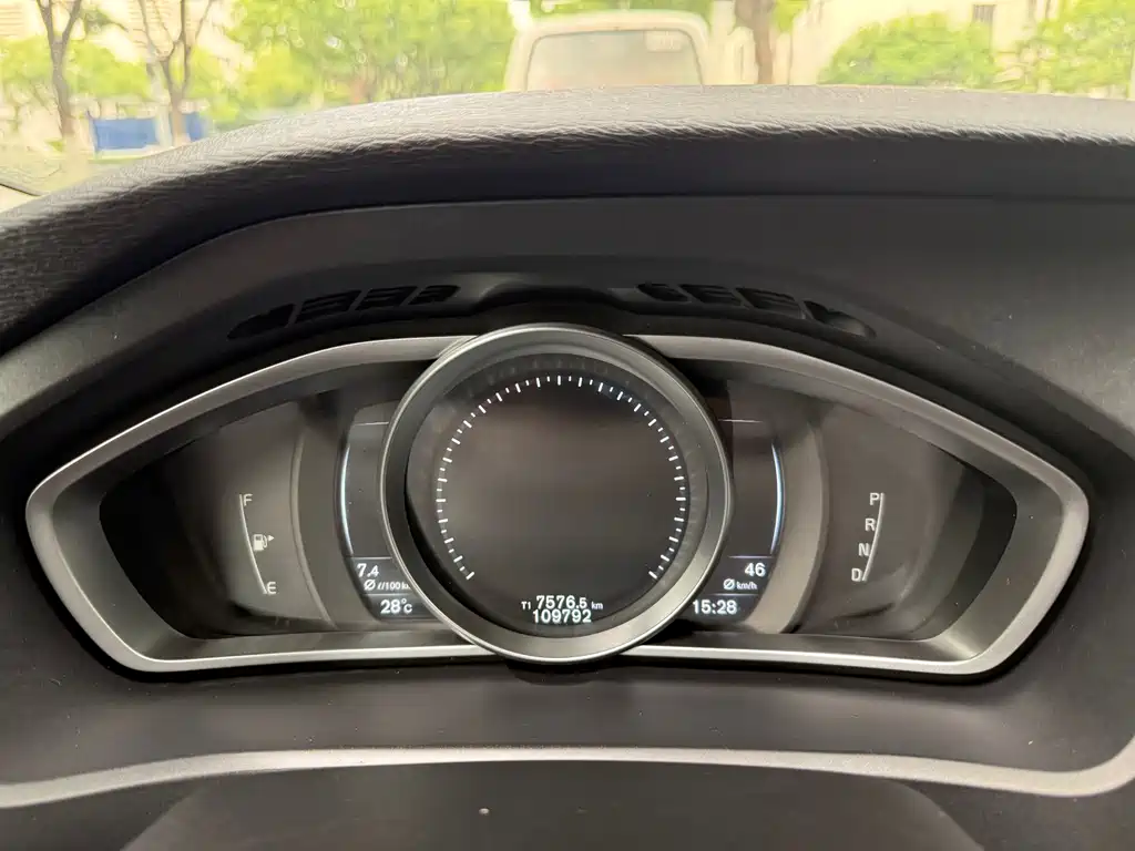 Volvo V40 2015 — фото 19