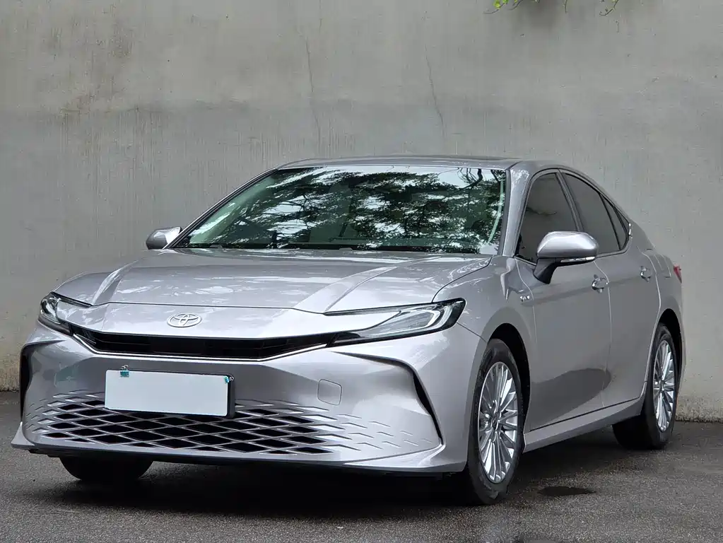 Toyota Camry 2024 — фото 1