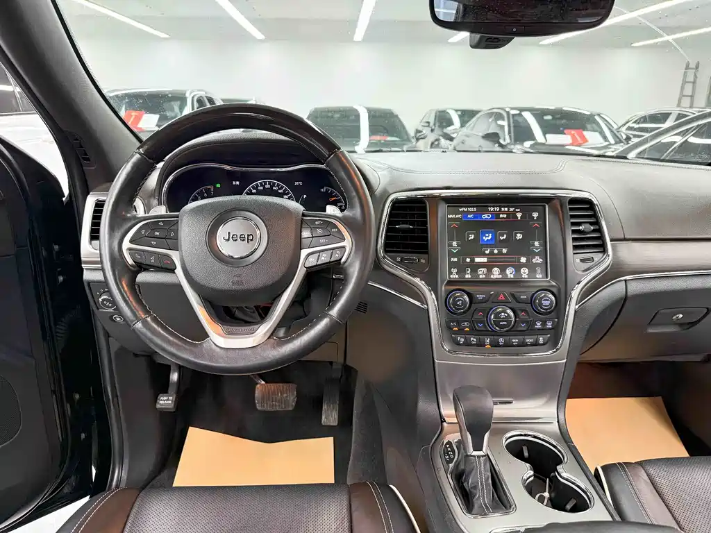 Jeep Grand Cherokee 2018 — фото 16