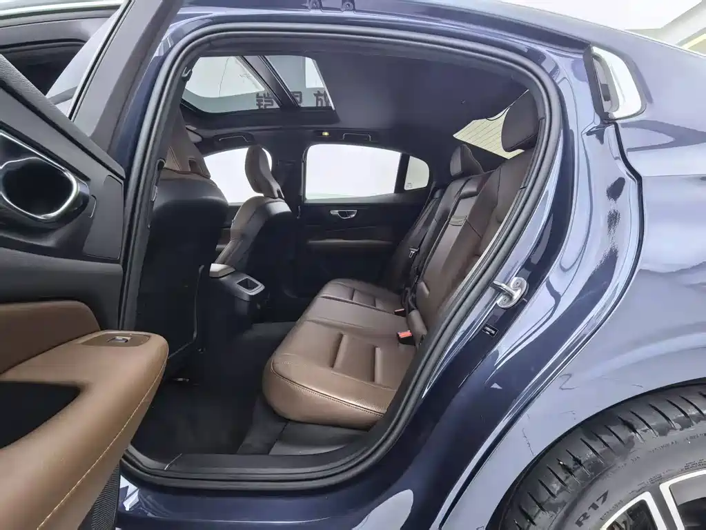 Volvo S60 2023 — фото 12