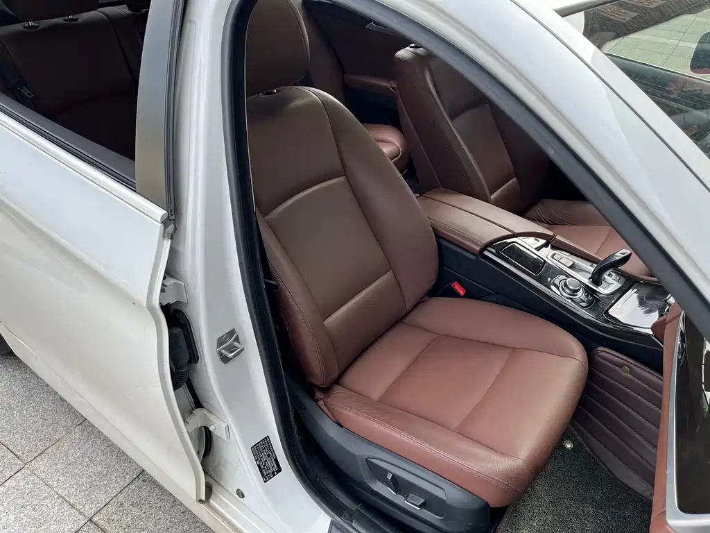 BMW 5 Series 2017 — фото 17