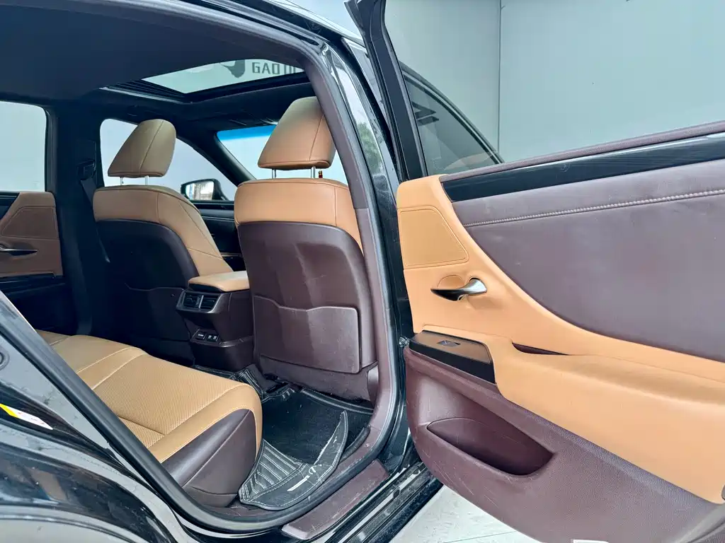 Lexus ES 2019 — фото 10