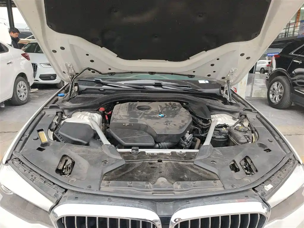 BMW 5 Series 2018 — фото 16
