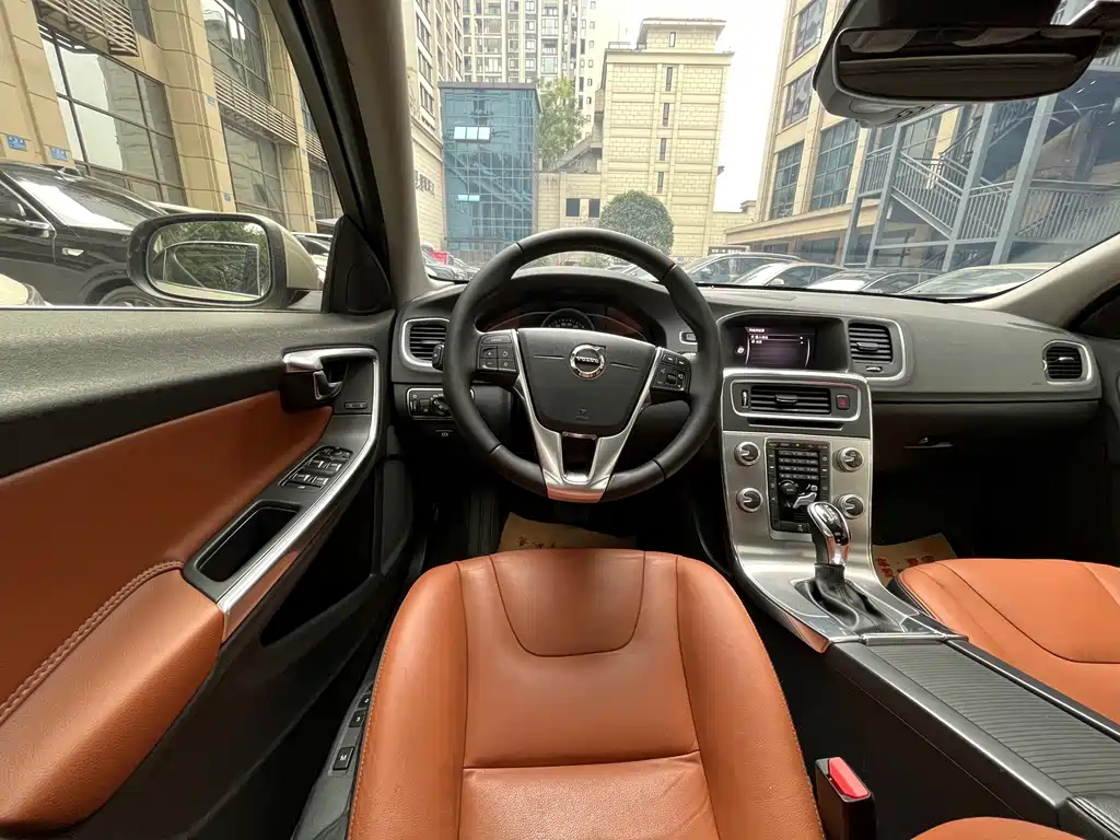 Volvo S60 2019 — фото 10