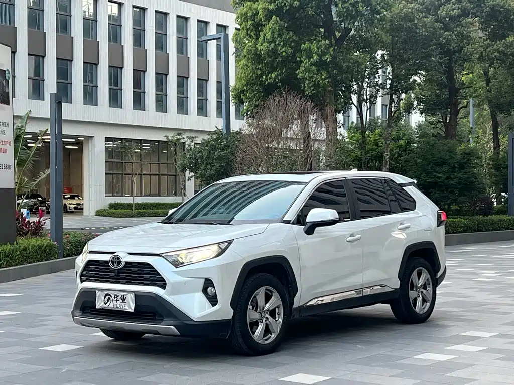 Toyota RAV4 2022 — фото 1