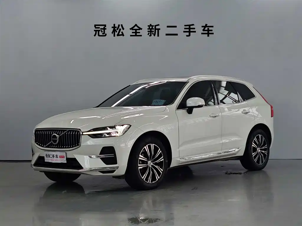 Volvo XC60 2022 — фото 1