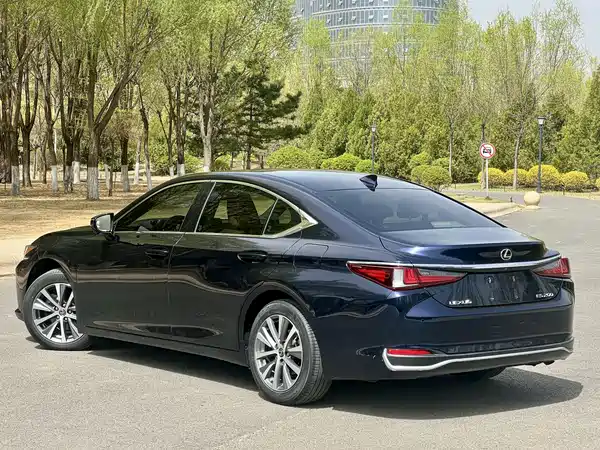 Lexus ES 2020